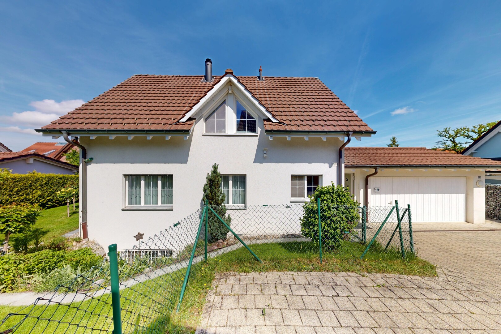 façade avec clôture, property visible, garage attaché, day time, et bardage en stuc