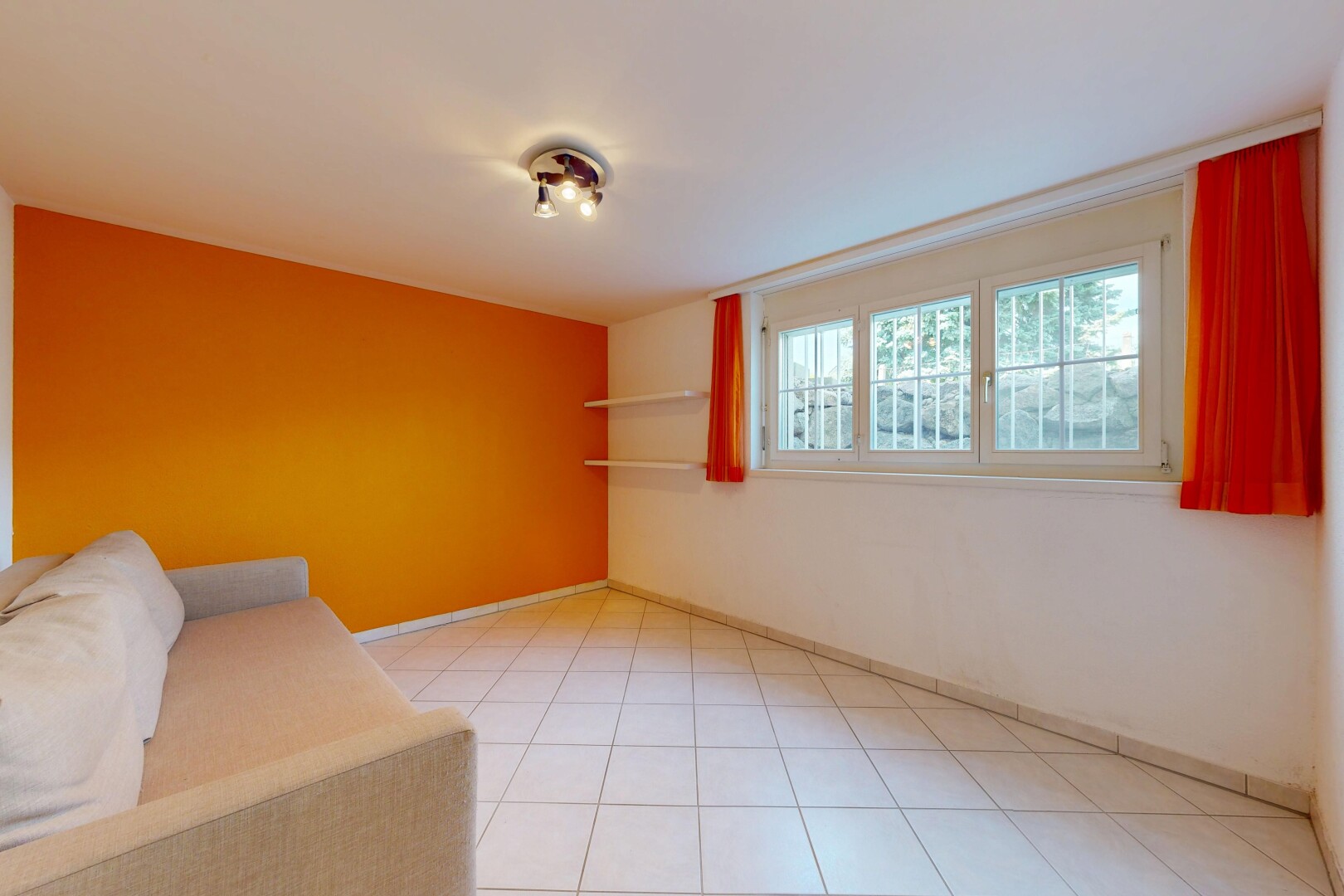 salon avec cloison sèche, drywall, lumière naturelle, natural light, et inside property