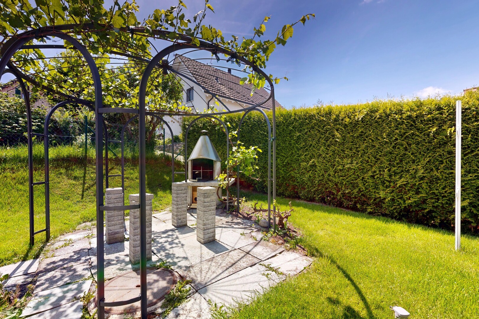 jardin avec pelouse, day time, clôture, from property, et terrasse