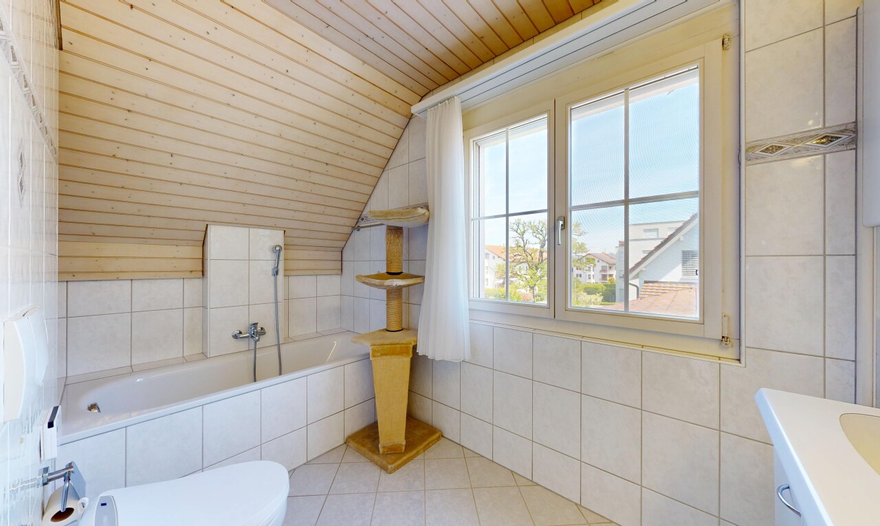 salle de bains avec salle de bain complète, plafond voûté, vaulted ceiling, bain, et plafond en bois