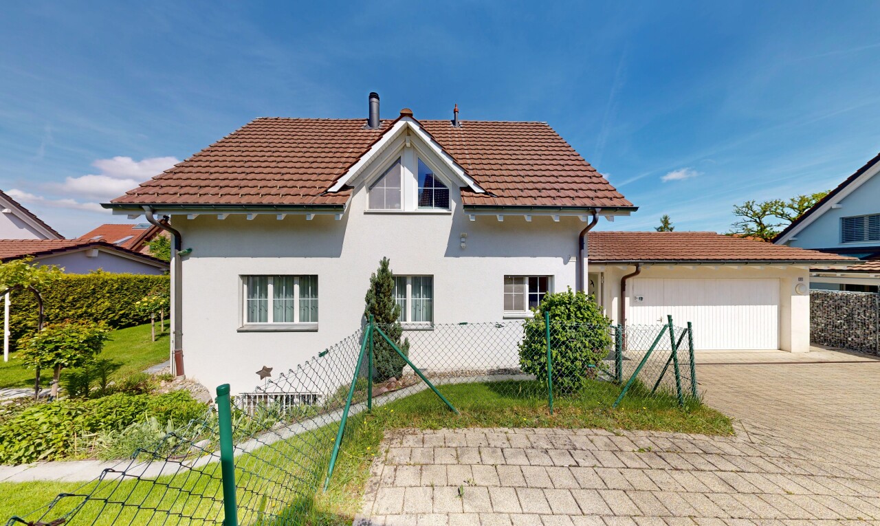 façade avec clôture, property visible, garage attaché, day time, et bardage en stuc