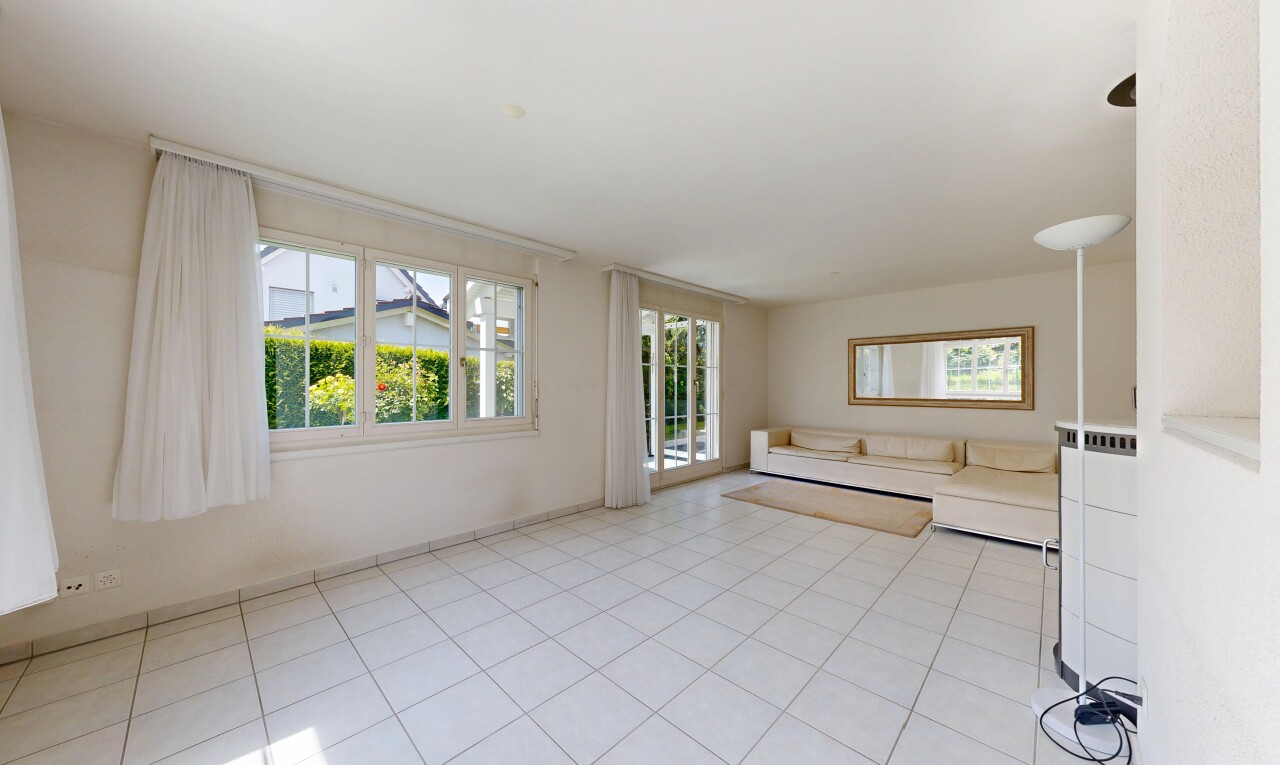 salon avec light floor, drywall, cloison sèche, inside property, et natural light
