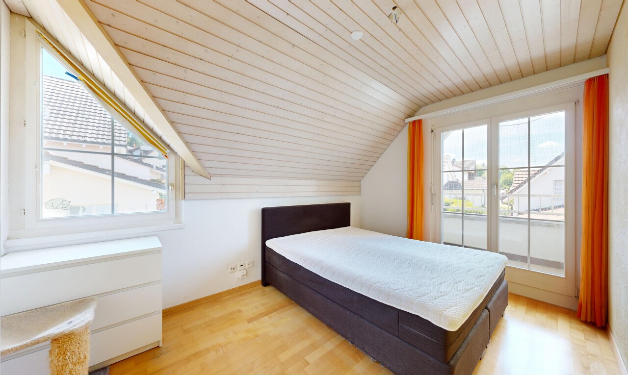 chambre avec wood finish floor, sol en finition bois, natural light, lumière naturelle, et pièce supplémentaire