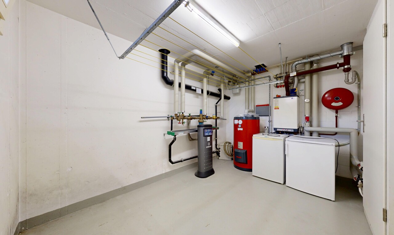 buanderie avec sol en béton, concrete floor, cloison sèche, drywall, et lave-linge et sèche-linge séparés