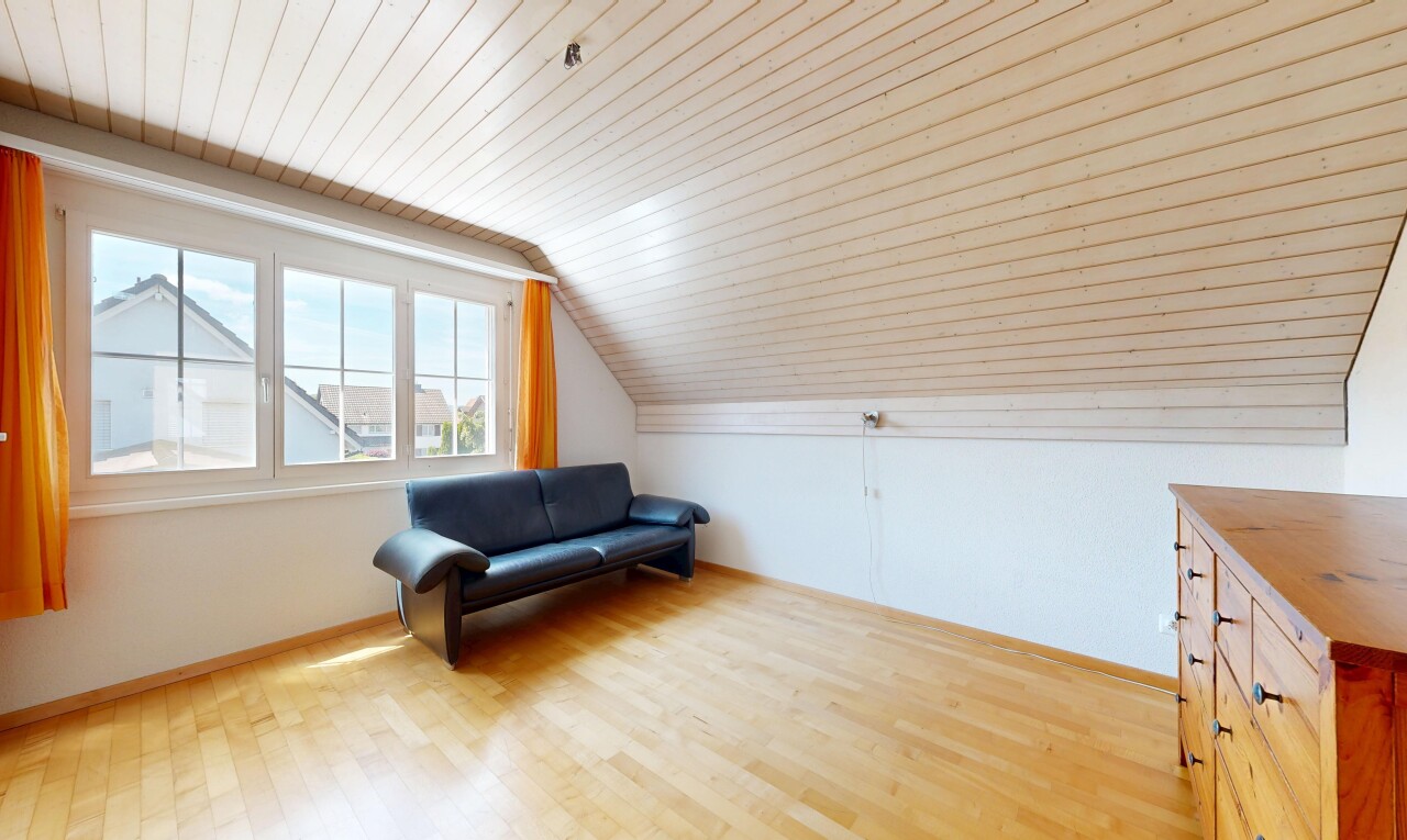 cuisine avec plafond bas, low ceiling, sol en finition bois, wood finish floor, et lumière naturelle