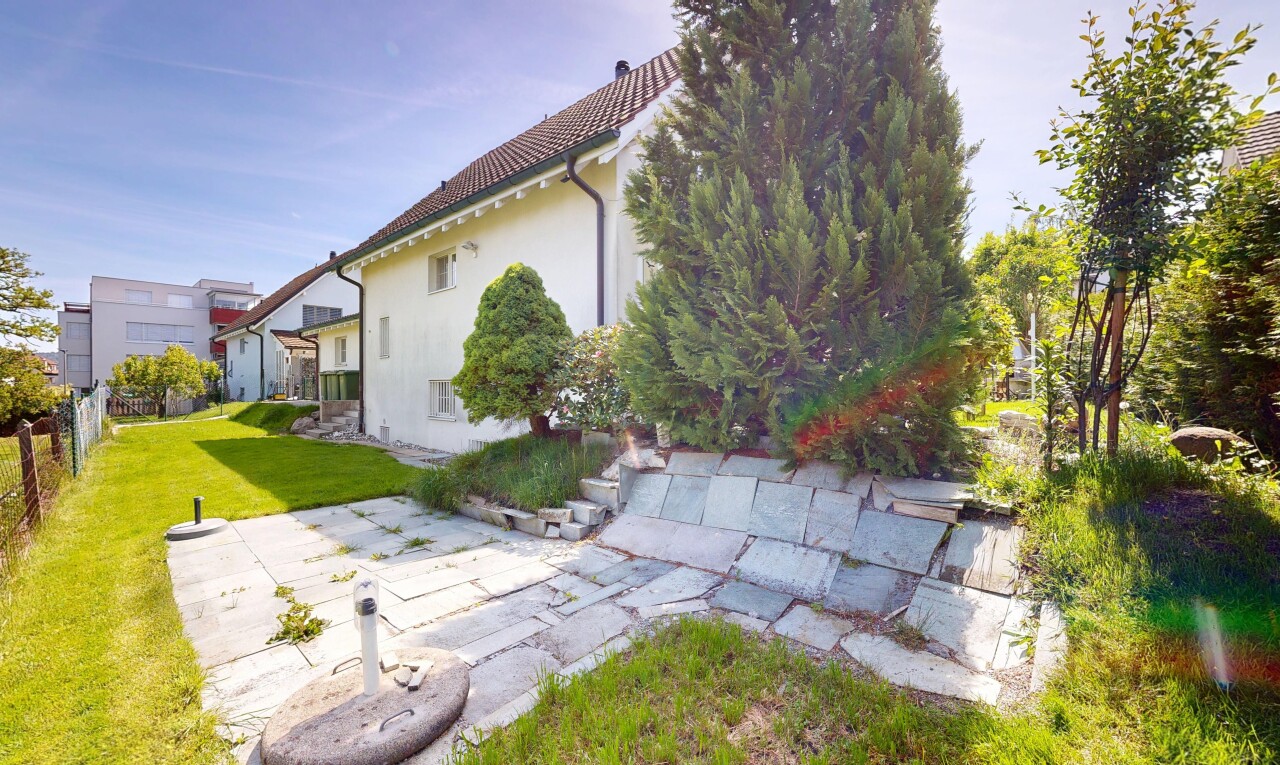 façade avec pelouse, day time, bardage en stuc, property visible, et terrasse