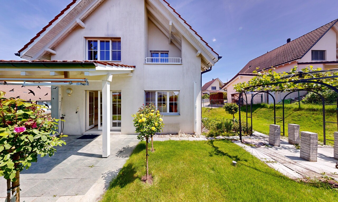 façade avec pelouse, terrasse, bardage en stuc, property visible, et clôture