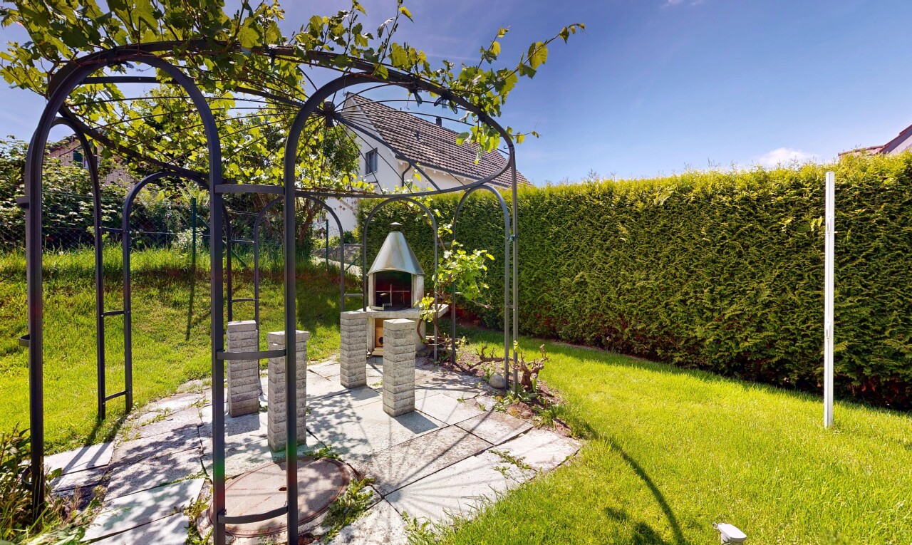 jardin avec pelouse, day time, clôture, from property, et terrasse