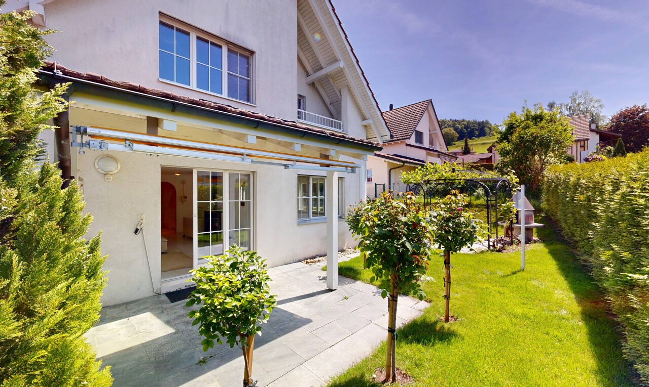 façade avec terrasse, property visible, bardage en stuc, pelouse, et day time