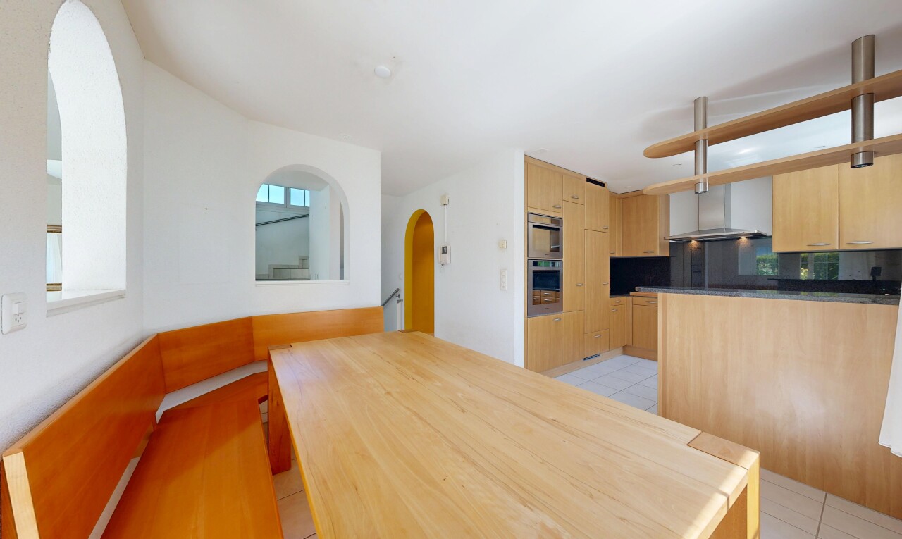cuisine avec cloison sèche, drywall, armoires marron clair, light brown cabinets, et passages en arc