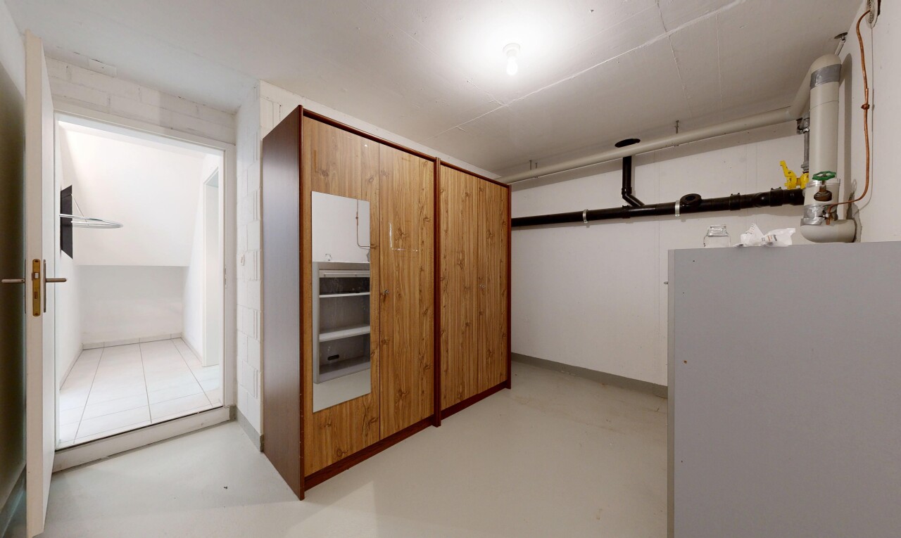 espace intérieur avec light floor, cloison sèche, drywall, inside property, et sol en béton