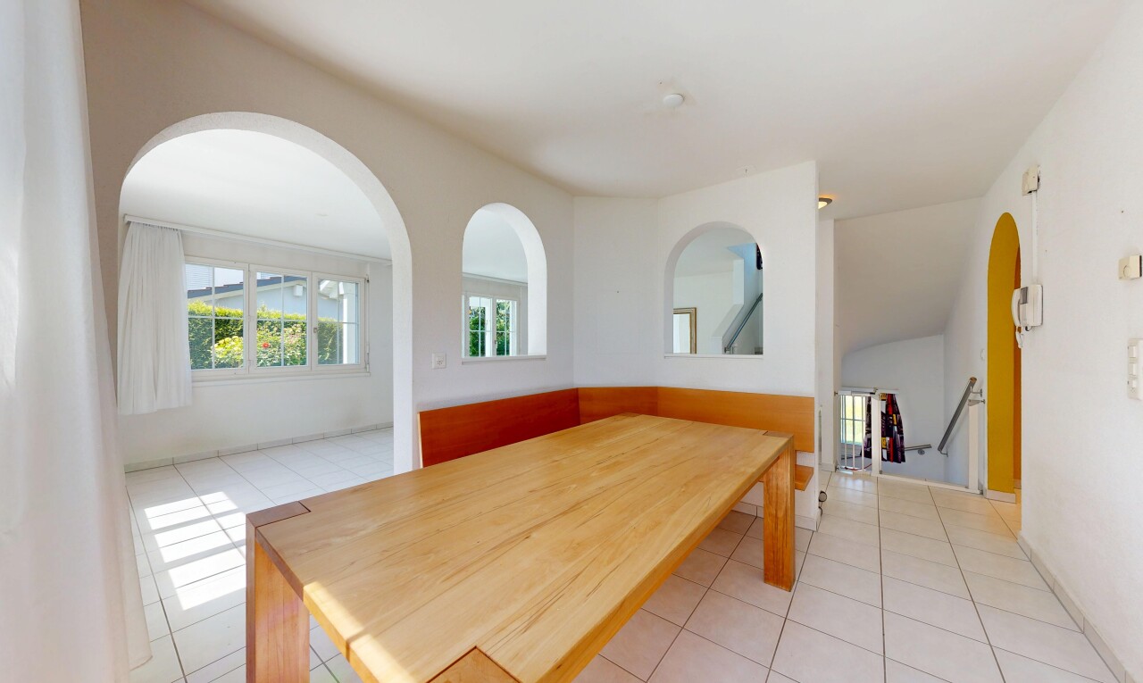 salle à manger avec inside property, passages en arc, light floor, cloison sèche, et drywall