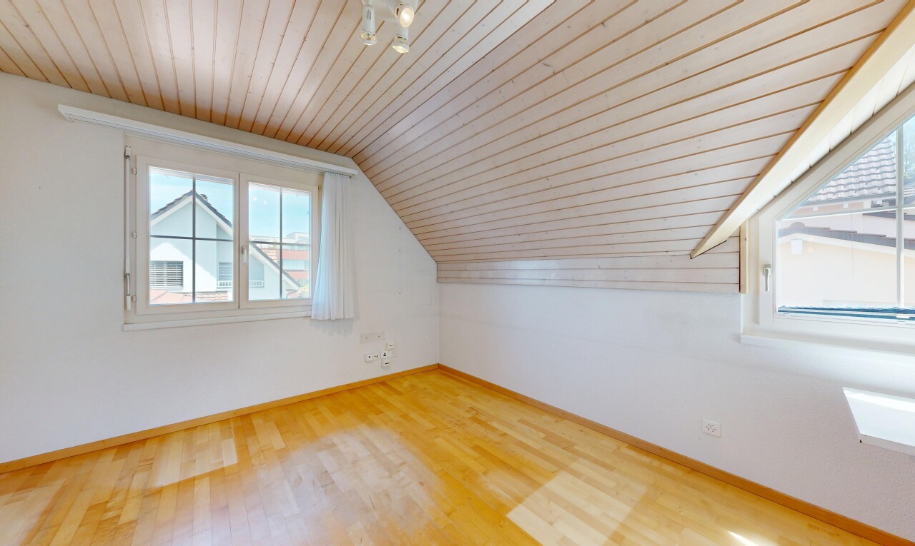 pièce vide avec pièce supplémentaire, sol en finition bois, wood finish floor, plafond bas, et low ceiling