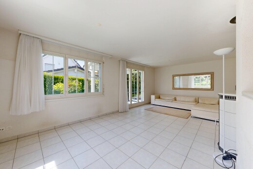 salon avec light floor, drywall, cloison sèche, inside property, et natural light