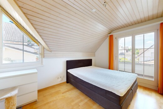chambre avec wood finish floor, sol en finition bois, natural light, lumière naturelle, et pièce supplémentaire