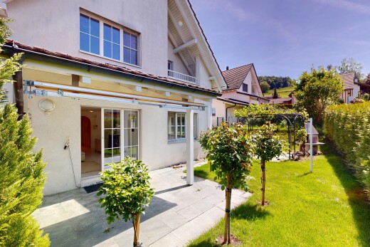 façade avec terrasse, property visible, bardage en stuc, pelouse, et day time