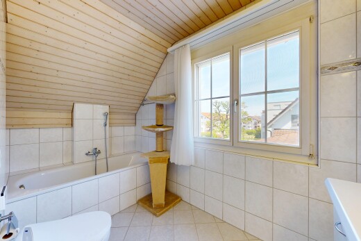 salle de bains avec salle de bain complète, plafond voûté, vaulted ceiling, bain, et plafond en bois