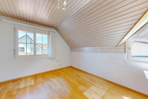 pièce vide avec pièce supplémentaire, sol en finition bois, wood finish floor, plafond bas, et low ceiling