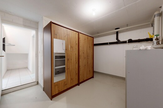 espace intérieur avec light floor, cloison sèche, drywall, inside property, et sol en béton
