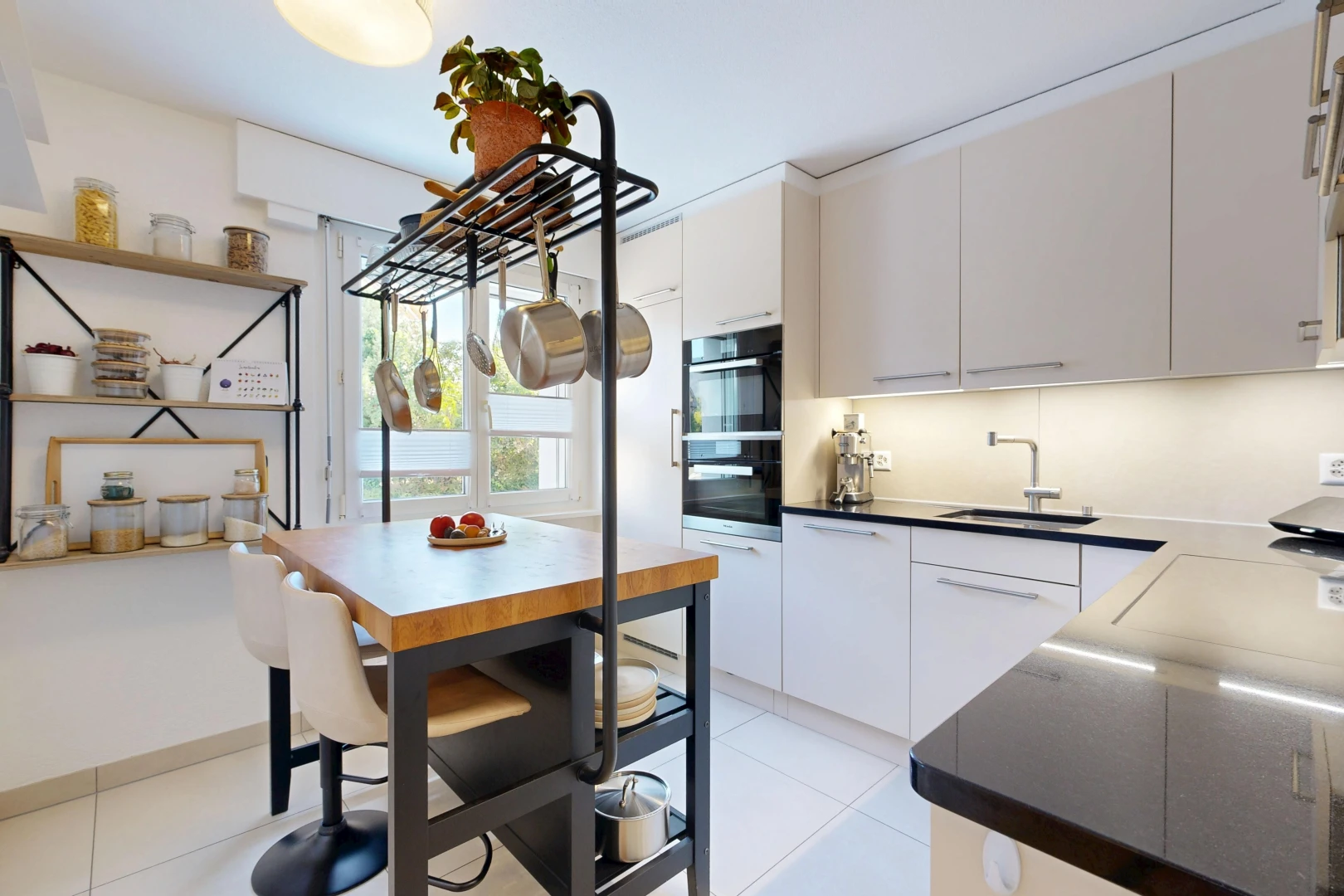 küche mit dark countertops, arbeitsplatten, waschbecken, light floor, und doppel backofen