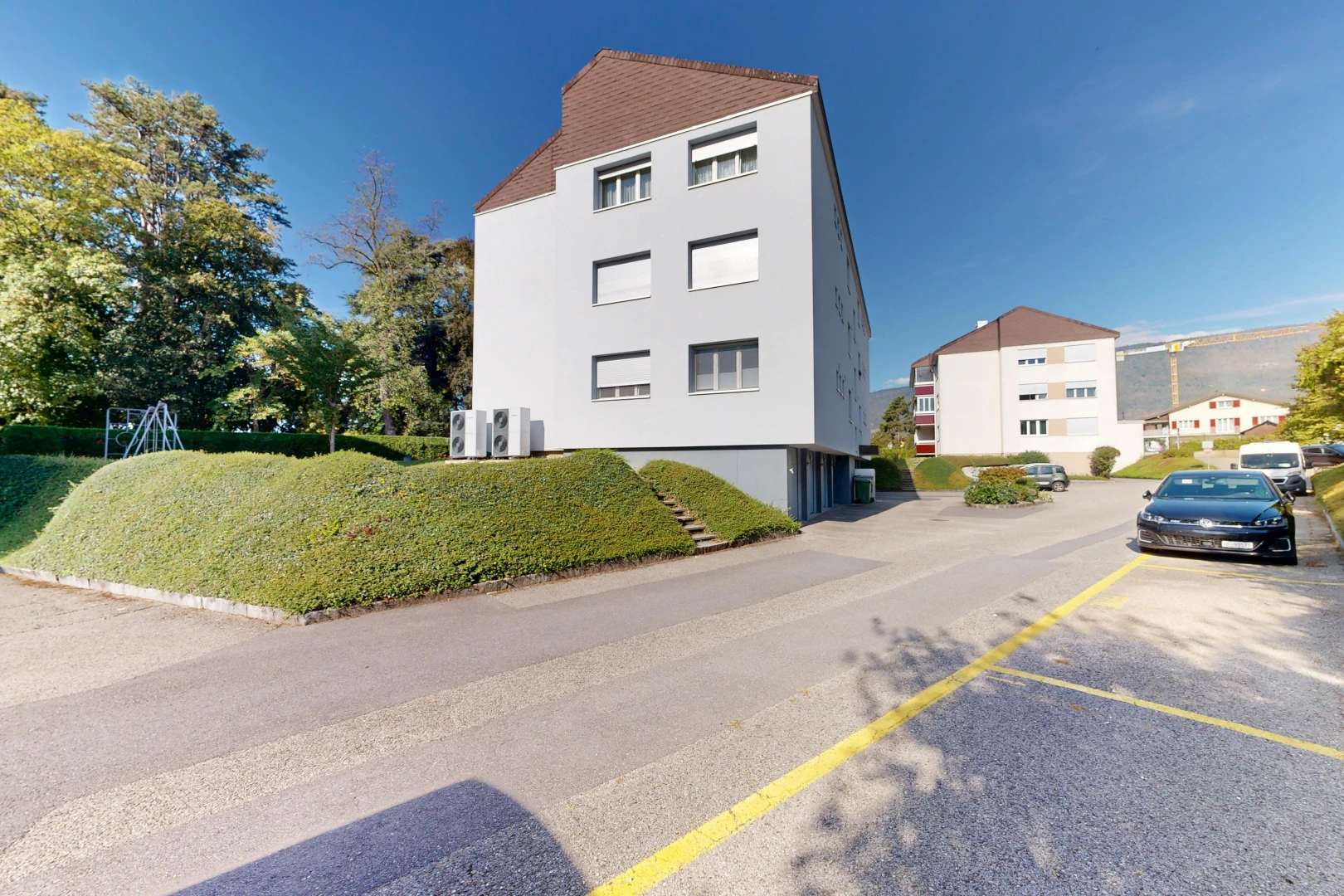 außenansicht mit day time, blick auf wohnanlage, apartment complex view, und from community