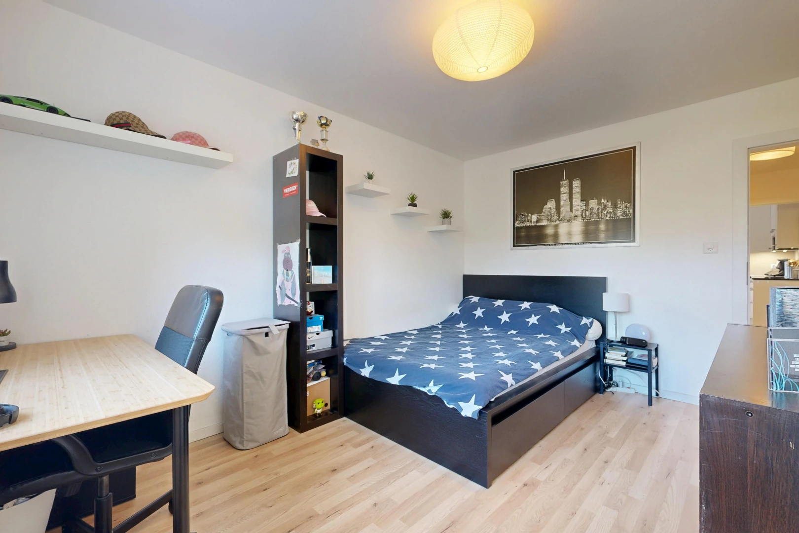 zimmer / schlafzimmer mit bürobereich, drywall, gipskartonwand, wood finish floor, und holzfußboden