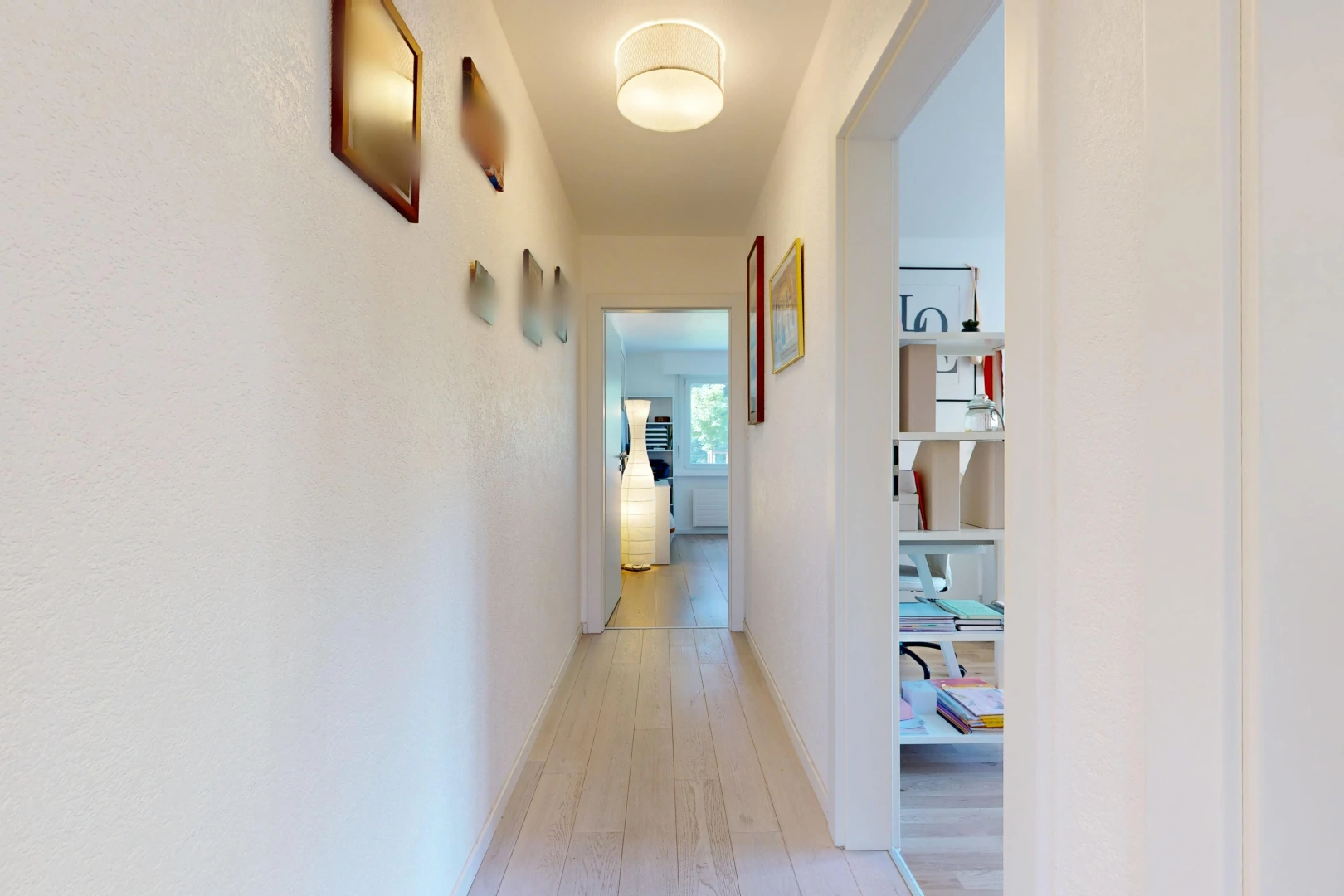halle / korridor mit wood finish floor, holzfußboden, light floor, und inside property