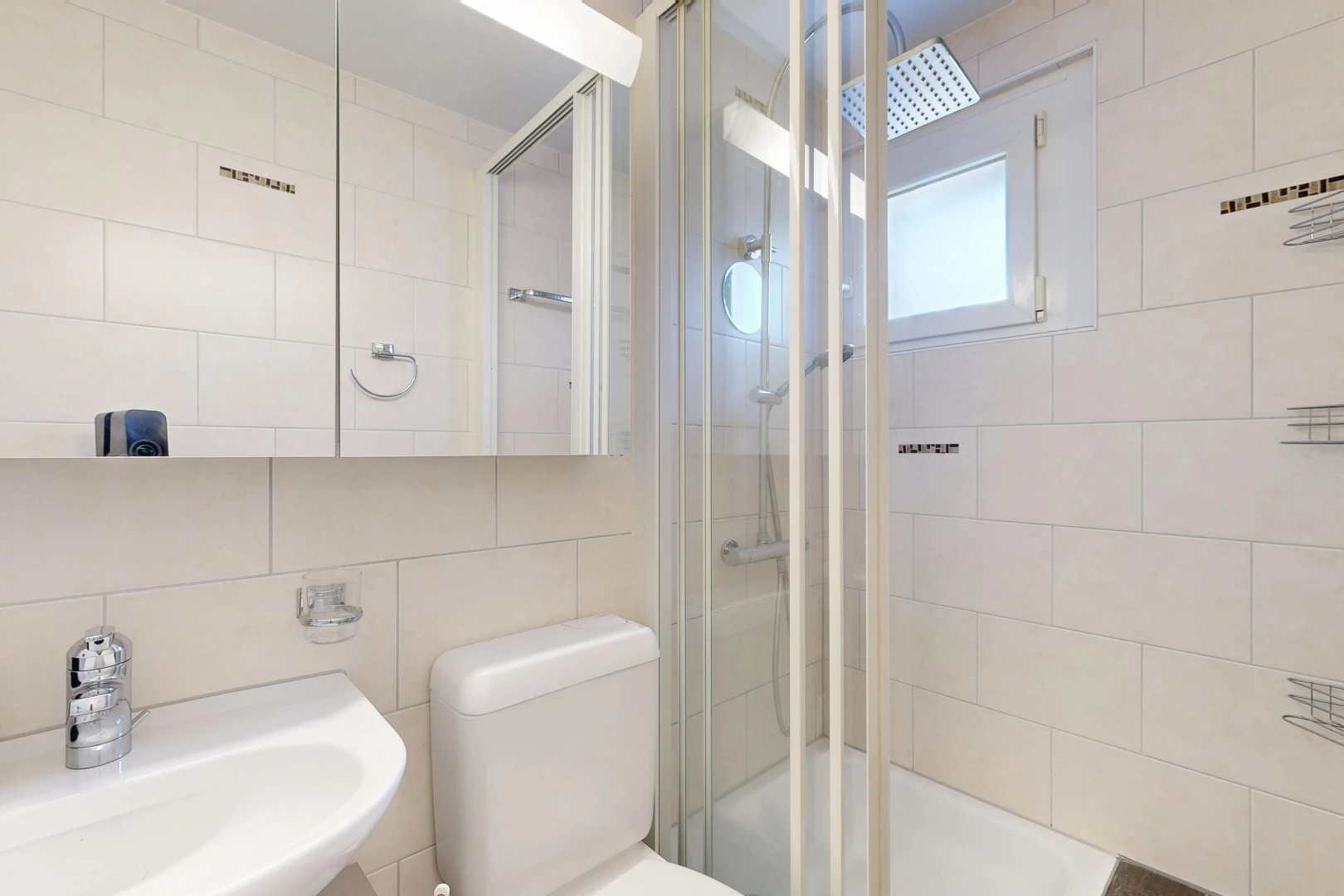 bad mit dusche, komplettes badezimmer, waschbecken, toilette, und spiegel