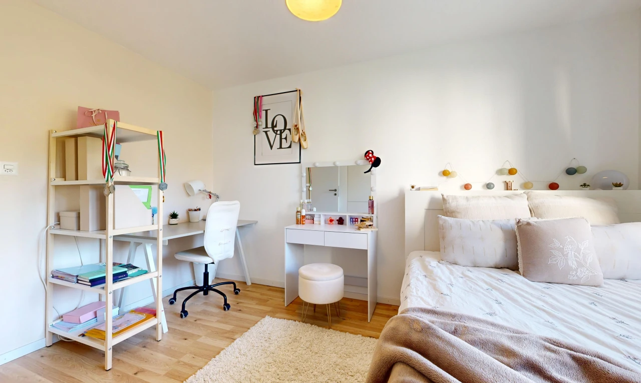 zimmer / schlafzimmer mit drywall, gipskartonwand, bürobereich, wood finish floor, und holzfußboden