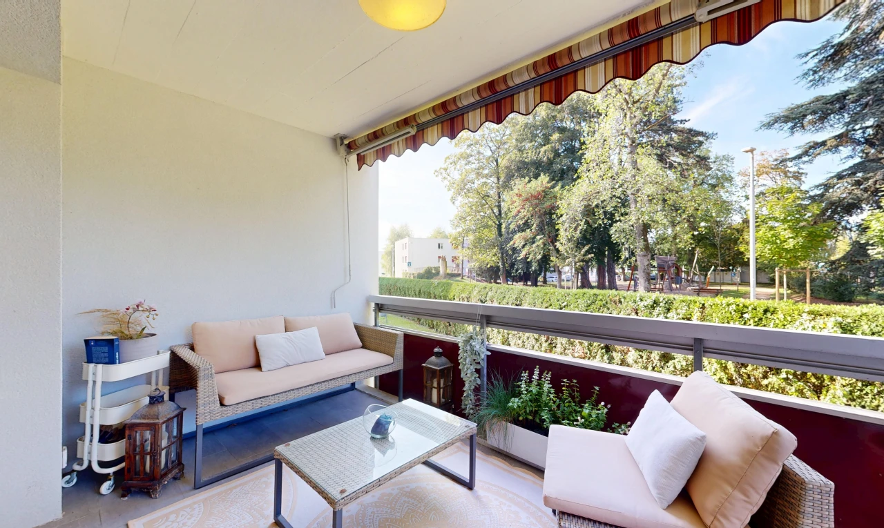 terrasse mit wohnraum im freien, markise, from property, balkon, und day time