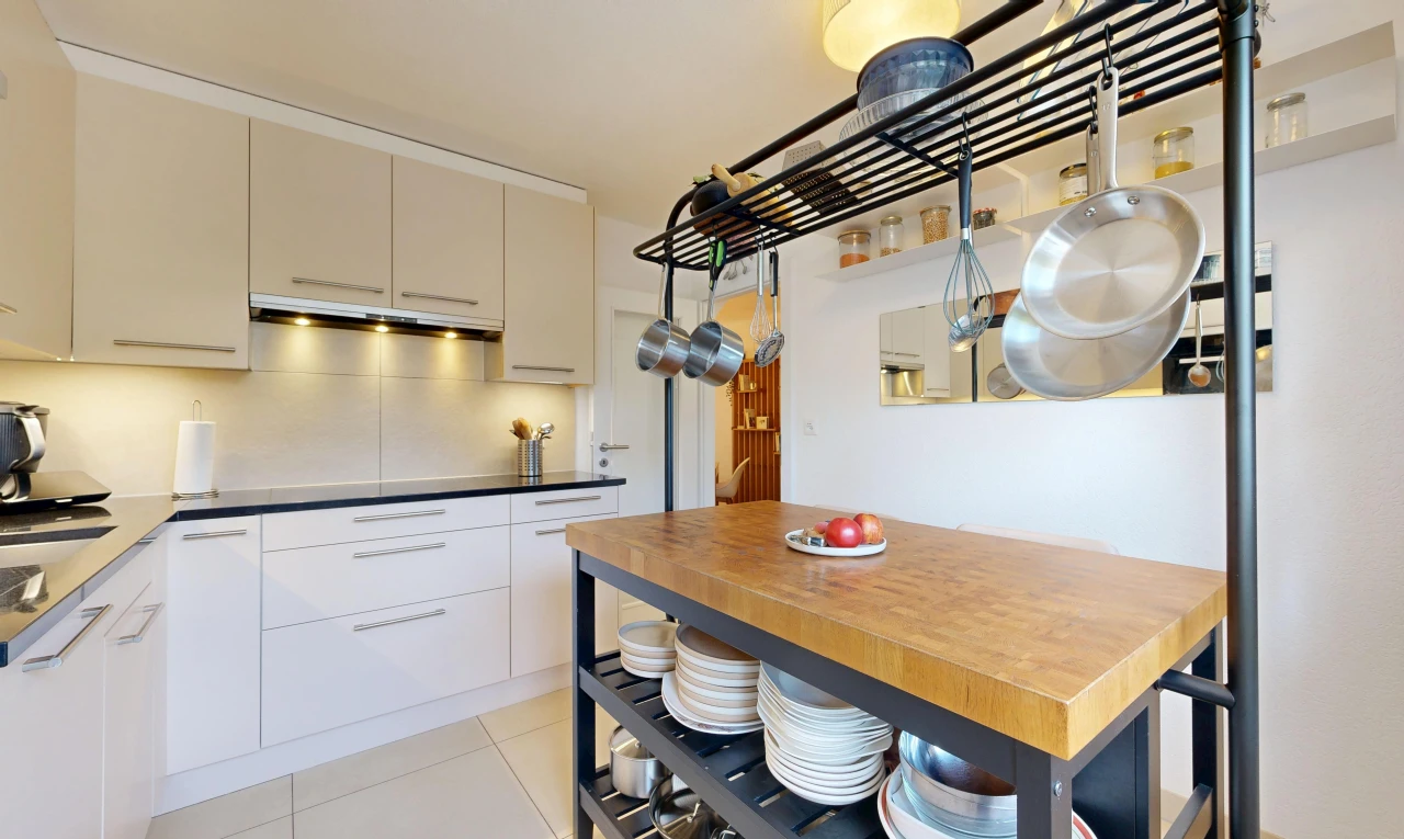 küche mit light floor, dunstabzugshaube, arbeitsplatten, dark countertops, und fliesenboden