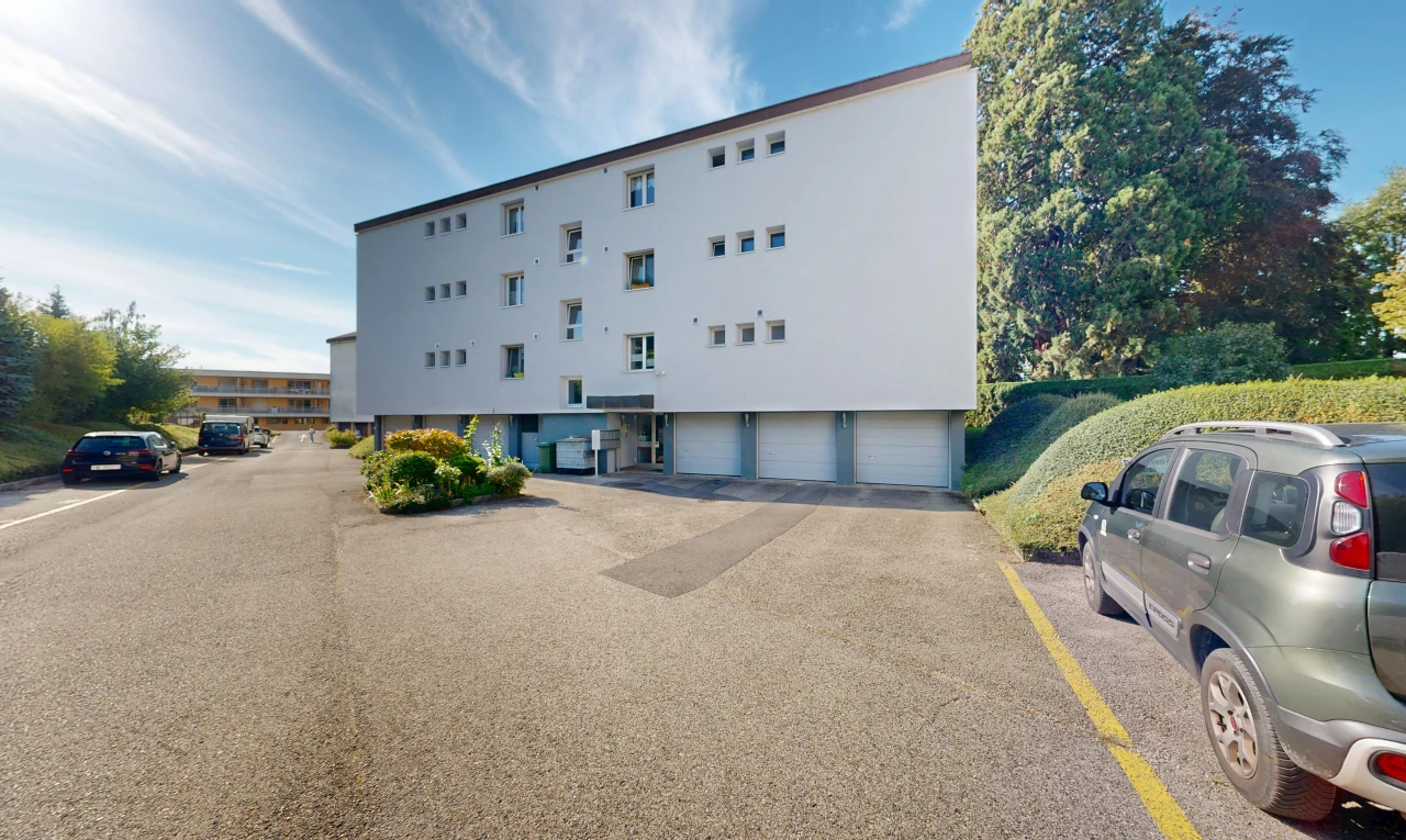 außenansicht mit from community, apartment complex view, blick auf wohnanlage, und day time