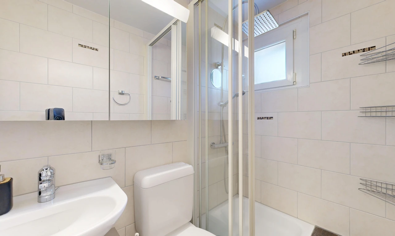 bad mit dusche, komplettes badezimmer, waschbecken, toilette, und spiegel