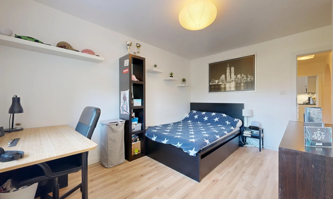 zimmer / schlafzimmer mit bürobereich, drywall, gipskartonwand, wood finish floor, und holzfußboden