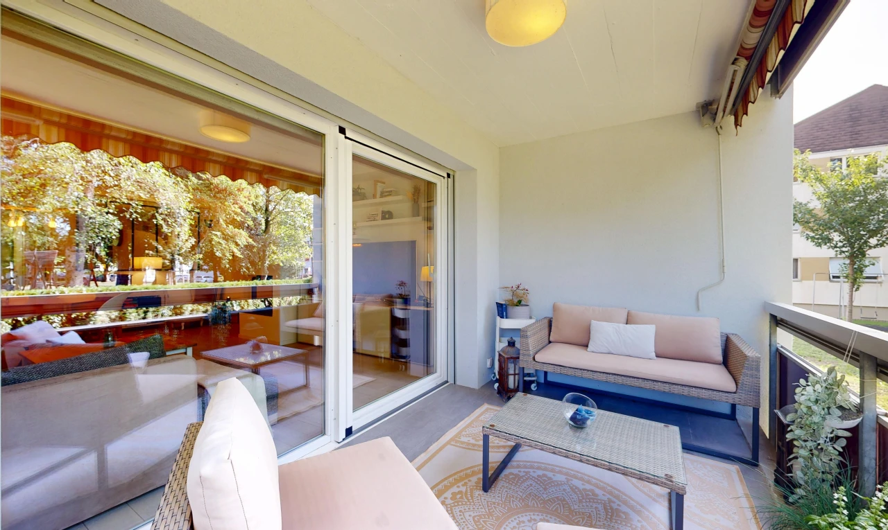 terrasse mit wohnraum im freien und balkon