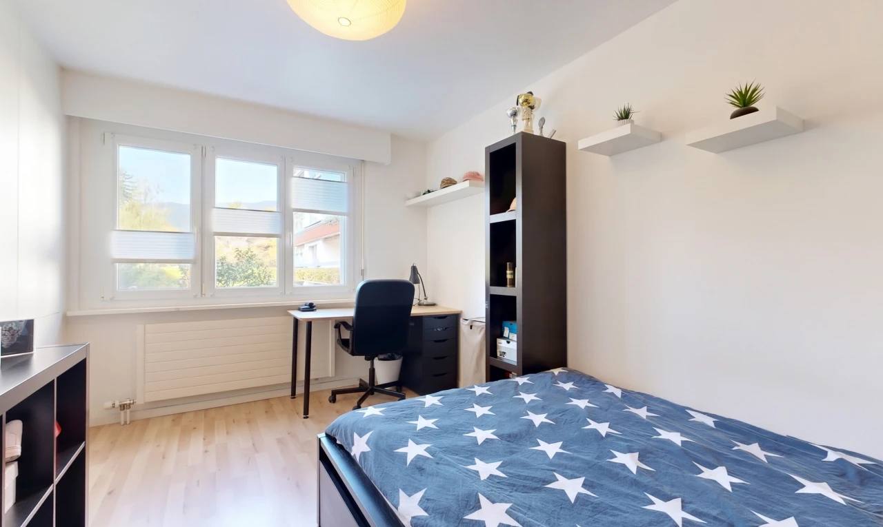 zimmer / schlafzimmer mit bürobereich, drywall, gipskartonwand, kühler, und wood finish floor