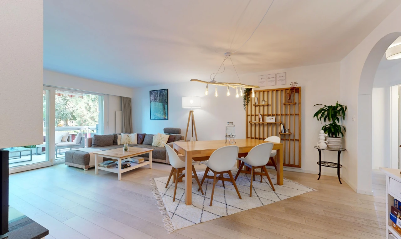 wohn- / esszimmer mit gewölbte gehwege, drywall, gipskartonwand, inside property, und wood finish floor