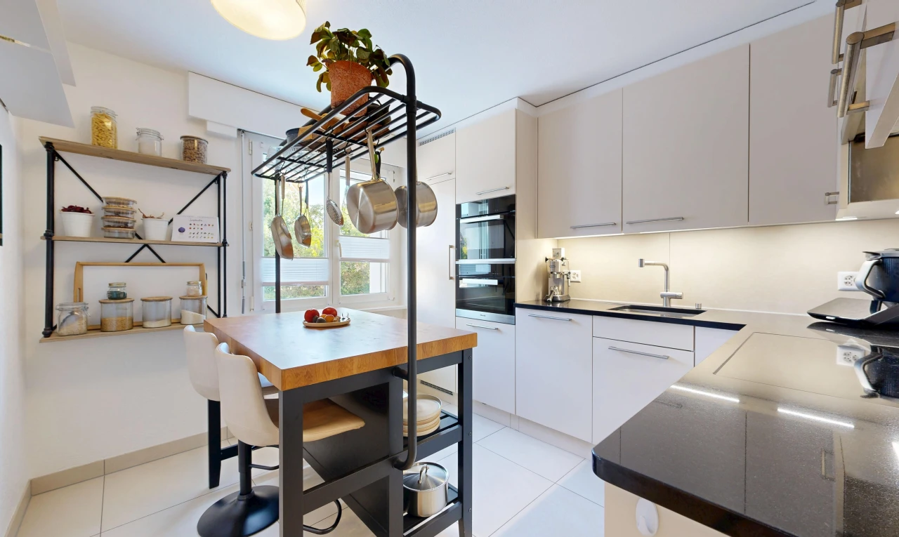 küche mit dark countertops, arbeitsplatten, waschbecken, light floor, und doppel backofen