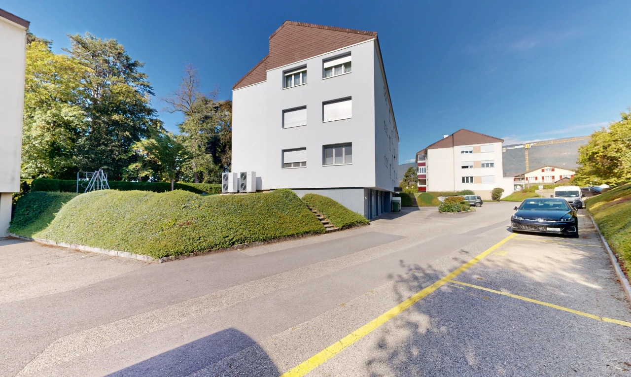 außenansicht mit day time, blick auf wohnanlage, apartment complex view, und from community