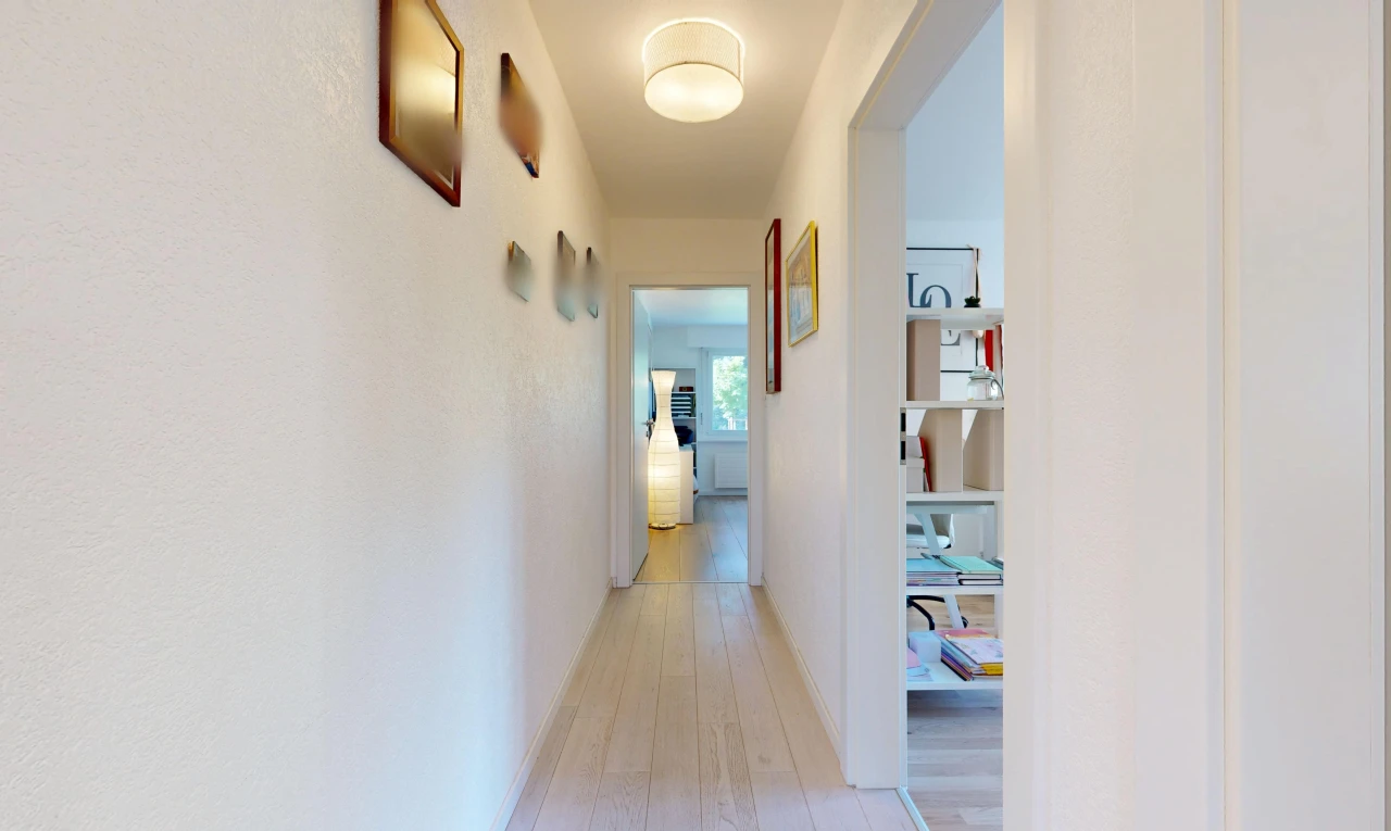 halle / korridor mit wood finish floor, holzfußboden, light floor, und inside property