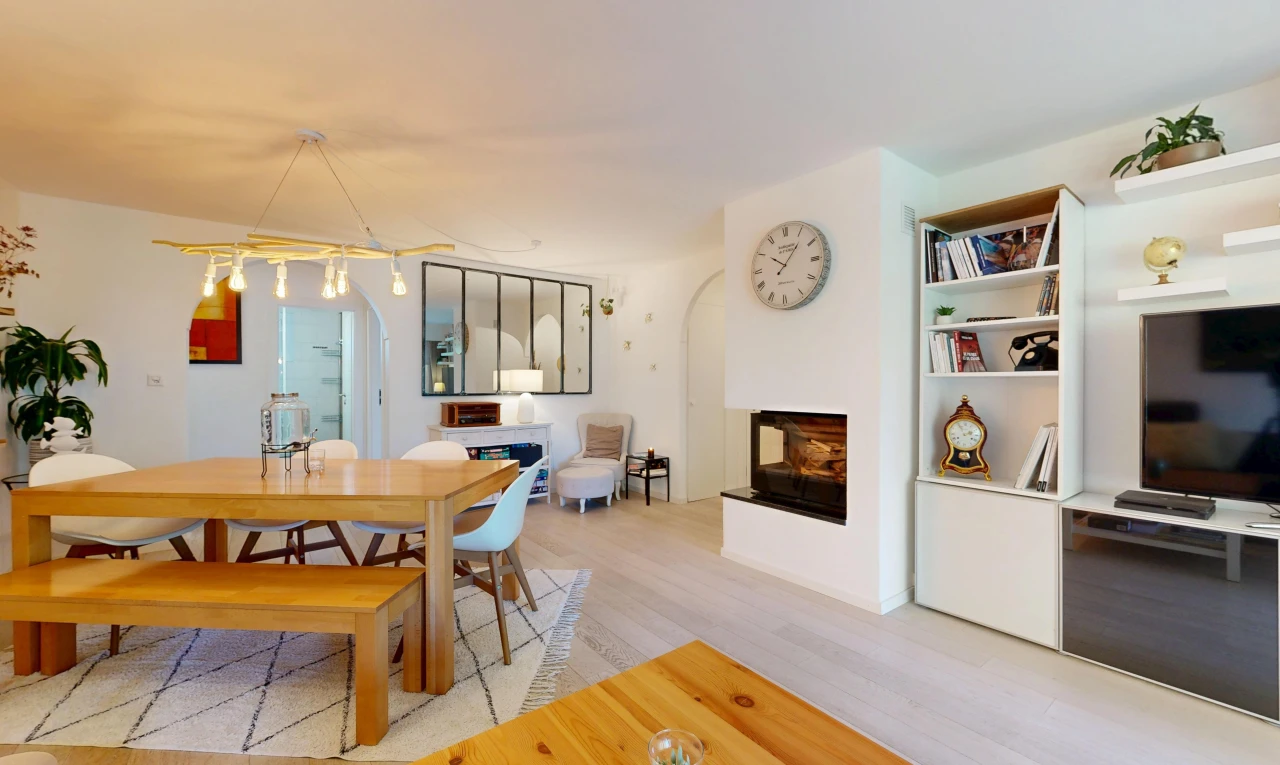 esszimmer mit kamin, fernseher, gipskartonwand, drywall, und wood finish floor