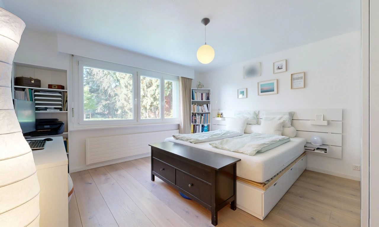 zimmer / schlafzimmer mit pendelleuchte, wood finish floor, holzfußboden, drywall, und gipskartonwand