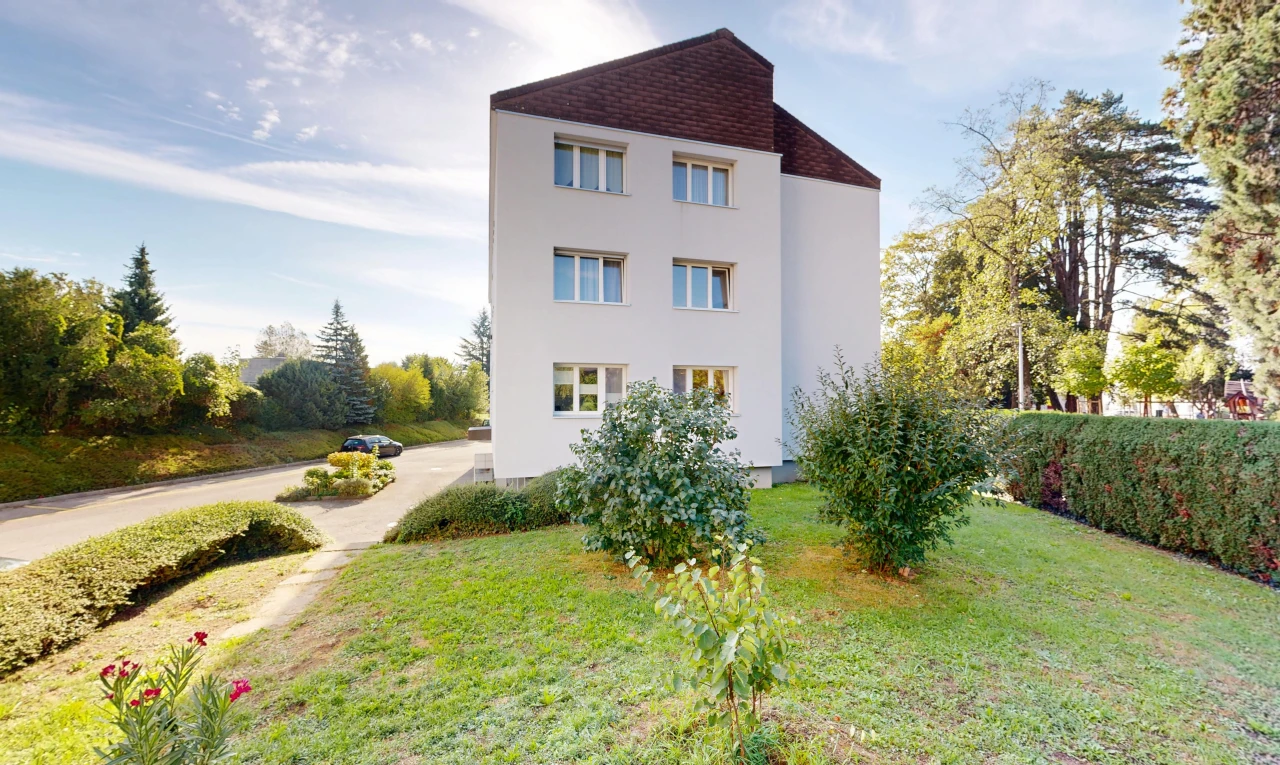 außenansicht mit rasen, stuckverkleidung, und day time