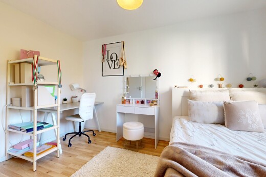 zimmer / schlafzimmer mit drywall, gipskartonwand, bürobereich, wood finish floor, und holzfußboden