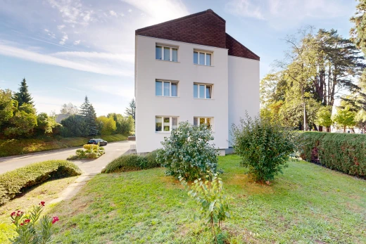 außenansicht mit rasen, stuckverkleidung, und day time