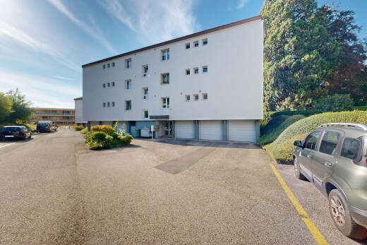 außenansicht mit from community, apartment complex view, blick auf wohnanlage, und day time
