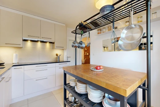 küche mit light floor, dunstabzugshaube, arbeitsplatten, dark countertops, und fliesenboden