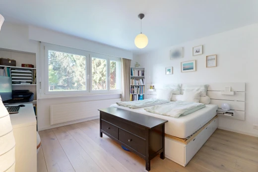 zimmer / schlafzimmer mit pendelleuchte, wood finish floor, holzfußboden, drywall, und gipskartonwand