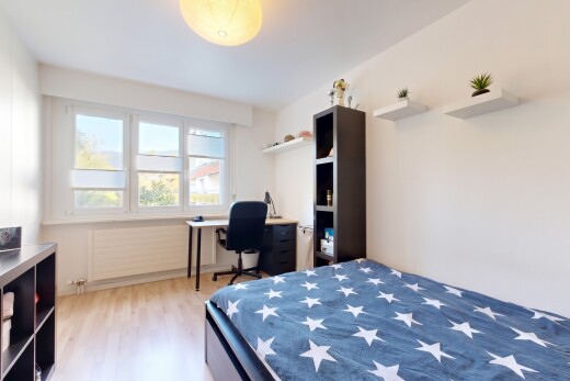zimmer / schlafzimmer mit bürobereich, drywall, gipskartonwand, kühler, und wood finish floor