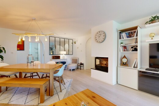 esszimmer mit kamin, fernseher, gipskartonwand, drywall, und wood finish floor